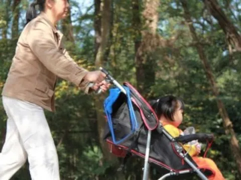 Về già mới hiểu: Ở cùng con là những ngày dè dặt và ngột ngạt