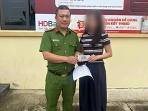 Cô gái trẻ lập tức rút toàn bộ tiền được chuyển khoản, mang đến trụ sở công an