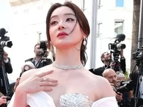 Sao nữ mặc sexy nhưng bị ngó lơ tại Cannes