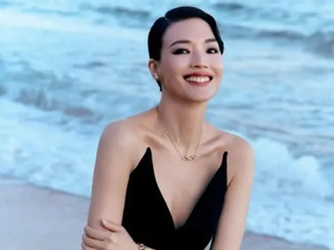 Diễn viên Thư Kỳ gợi cảm tuổi 50 trong trang phục xẻ sâu táo bạo