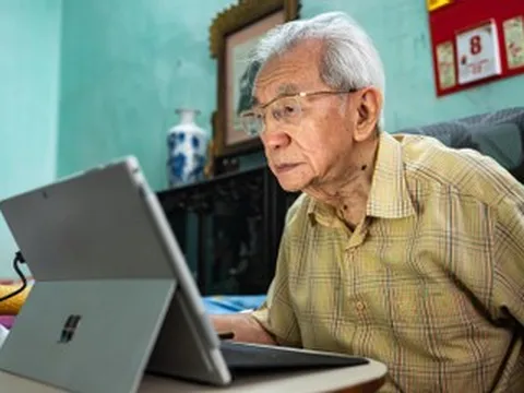 Giáo sư 89 tuổi ở Hà Nội làm việc 12 tiếng/ngày, thảo luận tiếng Anh với ChatGPT