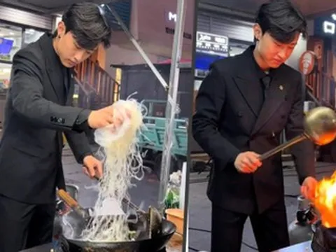 Chủ quán mặc vest đen bán cơm rang chợ đêm, kiếm gần 195 triệu đồng/tháng
