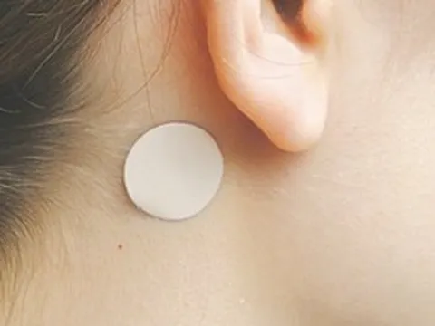 Bé gái loạn thần cấp sau khi dán miếng chống say tàu xe, bác sĩ cảnh báo khẩn