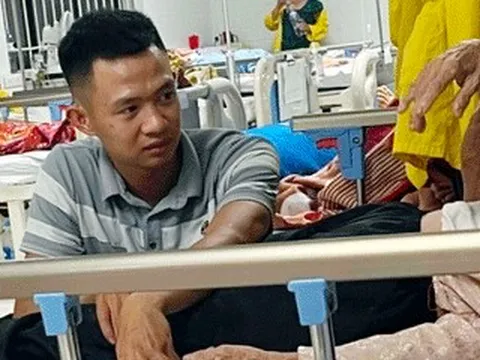 Chàng trai Nghệ An chăm bà nội U90 ở bệnh viện khiến nhiều người xúc động