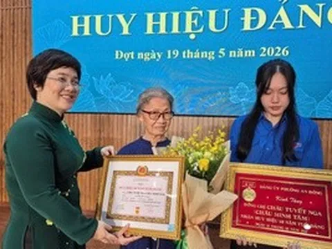 Phường An Đông trao Huy hiệu Đảng cho đảng viên có nhiều cống hiến