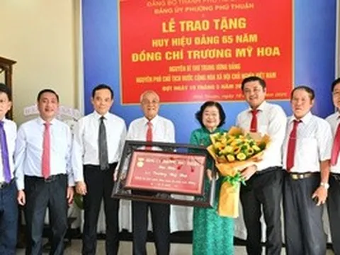 Bí thư Thành ủy TPHCM trao Huy hiệu 65 tuổi Đảng cho nguyên Phó Chủ tịch nước Trương Mỹ Hoa
