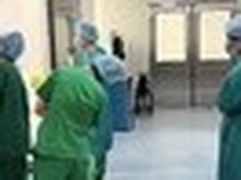 Thấy bác sĩ nép sau cánh cửa phòng mổ, nhiều người tưởng 'trốn việc' và sự thật phía sau