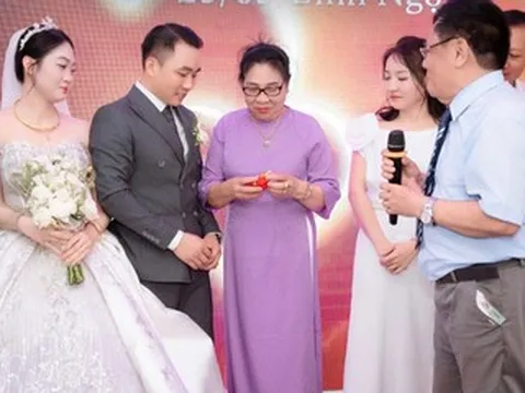 Chú rể Ninh Bình bật khóc khi nhận được 4 chỉ vàng của người bố đã mất 26 năm