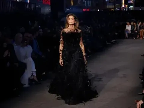 Cindy Crawford tái xuất sàn catwalk ở tuổi 60, thần thái bùng nổ