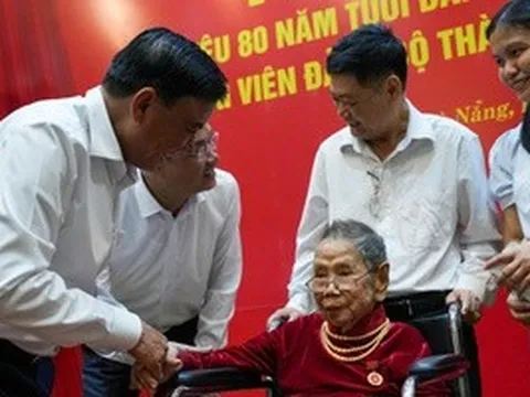 Thường trực Ban Bí thư trao Huy hiệu 80 năm tuổi Đảng cho đảng viên tại Đà Nẵng