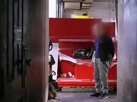 Có nhà tiền tỷ, ông lão 78 tuổi vẫn ngủ ở lối vào siêu thị vì sợ cô đơn