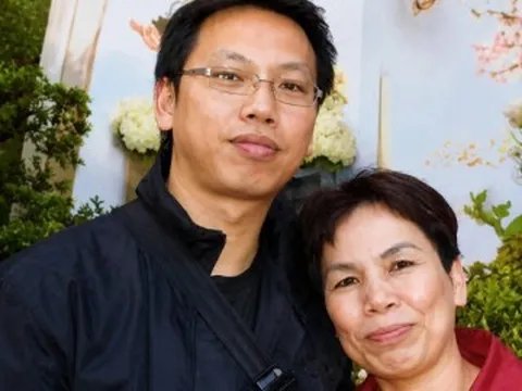 Nhiều năm “giả mẹ” đi họp phụ huynh giúp cậu bé mồ côi, người phụ nữ bất ngờ nhận 55 tỷ kèm lời nhắn