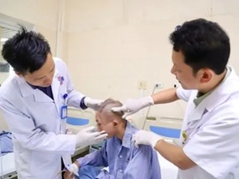 Điều bất ngờ với thiếu niên mang khối u vùng mặt, không đủ tiền nhập viện