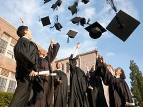 Cựu CEO Google bị phản đối giữa lễ tốt nghiệp: Gen Z không còn tin AI là “tương lai tươi sáng”