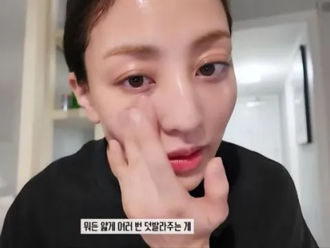 Jihyo tiết lộ cách giữ da không khô sạm khi đi máy bay và trong phòng máy lạnh