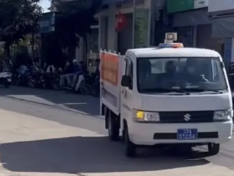 Công an dùng ôtô chuyên dụng chở thí sinh ngủ quên đi thi lớp 10