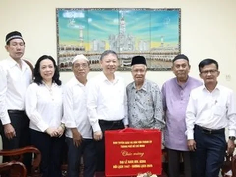 Trưởng Ban Tuyên giáo và Dân vận Thành ủy TPHCM thăm cộng đồng Hồi giáo nhân Đại lễ Raya Idil Adha