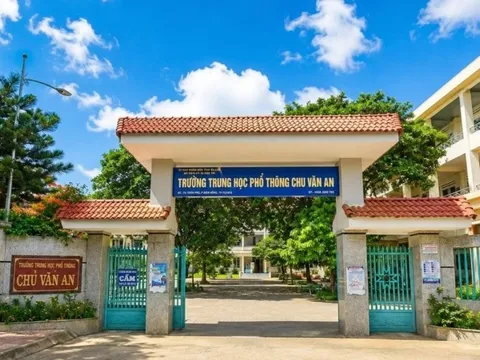 Cả trường bị hạ thi đua, cắt khen thưởng nhưng 'không biết sai ở đâu