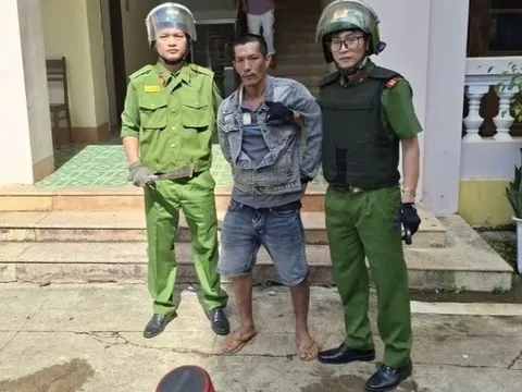 Nghĩ giáo viên 'dìm' con, phụ huynh cầm dao vào trường náo loạn