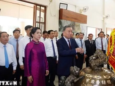 Tổng Bí thư, Chủ tịch nước Tô Lâm dâng hương tưởng niệm Chủ tịch Hồ Chí Minh tại Thái Lan