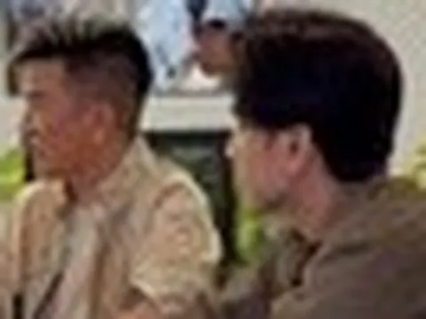 2 ca sĩ đình đám một thời giờ đi bán cafe gặp nhau, 1 người nói: "Xưa ít thấy ca sĩ, giờ như cá ngoài chợ"