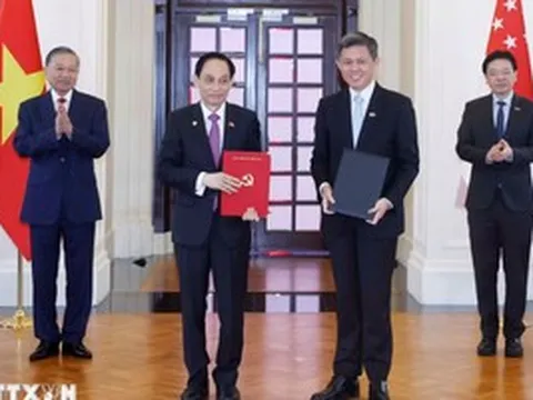 Tổng Bí thư, Chủ tịch nước Tô Lâm và Thủ tướng Singapore chứng kiến trao các văn kiện hợp tác