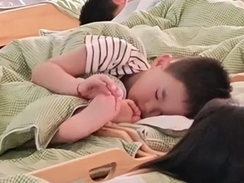 Cô giáo gửi ảnh con không chịu ngủ trưa ở lớp, nhìn bàn tay bé bố lo lắng