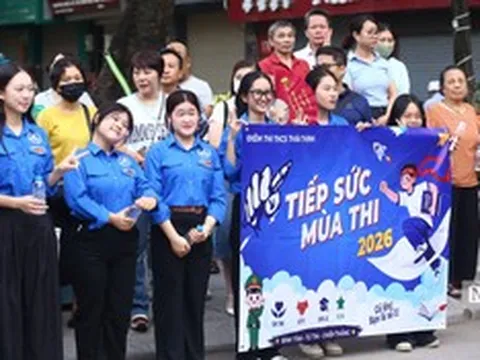 Từ cổng trường thi vào lớp 10: Sắc xanh tình nguyện tiếp sức mùa thi