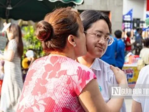 Những cái ôm chặt gửi gắm kỳ vọng trước môn thi đầu tiên vào lớp 10