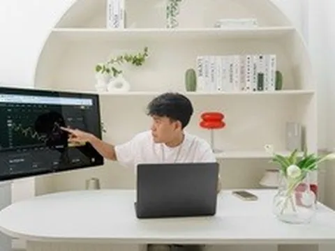 Biến không gian sống thành văn phòng với màn hình LG Smart Monitor Swing