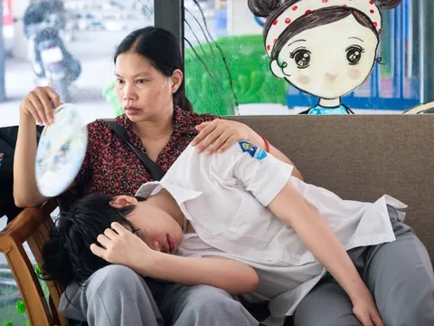 Những khoảnh khắc xúc động trước cổng trường thi vào lớp 10