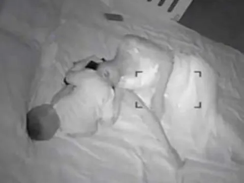 Vợ ngày càng lạnh nhạt, hờ hững, chồng lén đặt camera phòng ngủ thì thấy cảnh không thể bình tĩnh