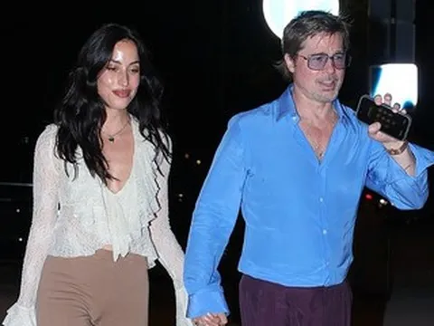 Brad Pitt đắm chìm bên bạn gái kém 27 tuổi giữa lúc bị con từ mặt, xoá họ bố