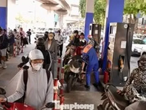 Hà Nội: Dòng người xếp hàng đổ xăng E10