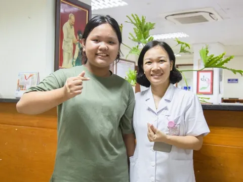 Cô bé ung thư máu 'ôm' sách vở tự học trên giường bệnh