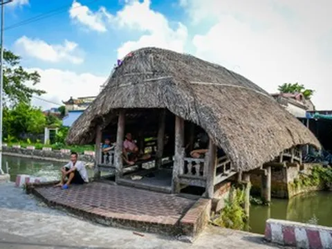 Giữa nắng nóng, cây cầu cổ 700 năm tuổi hút người dân đến hóng mát