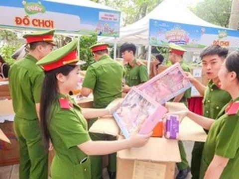 Hơn 18.000 phần quà tặng bệnh nhi dịp 1-6
