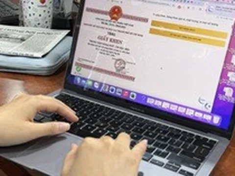 Công an TPHCM cảnh báo phụ huynh thích khoe giấy khen lên mạng