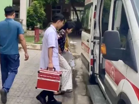 Thí sinh đi thi lớp 10 bằng xe cứu thương