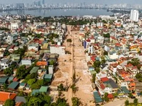 Hình hài đường dẫn cầu Tứ Liên dần hiện rõ bên bờ sông Hồng