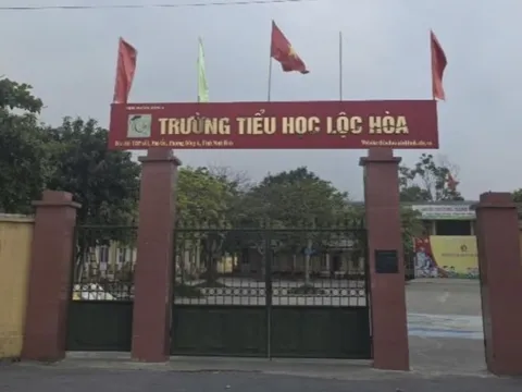 Công an xác minh thông tin trường ‘cắt tiền thưởng để in giấy khen'