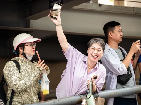 Phụ huynh toát mồ hôi, chen chân đón con thi chuyên Sư phạm