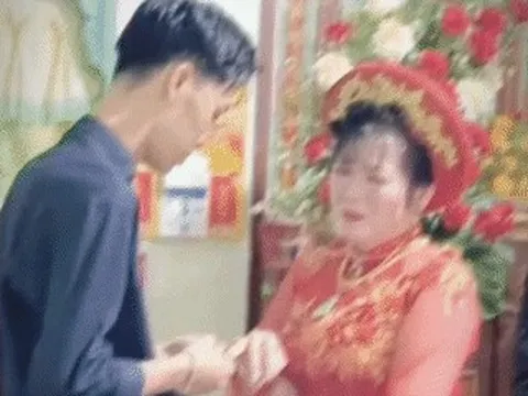Cô dâu U50 bật khóc trước lời chúc phúc của con trai chồng