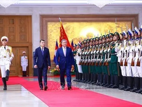 Thủ tướng Lê Minh Hưng chủ trì lễ đón chính thức 
Thủ tướng Campuchia