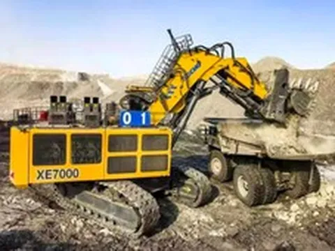 Phát hiện máy xúc Trung Quốc nặng 700 tấn, mỗi lần 'hạ tay' lấy được 60 tấn đất đá, đang liên tục đào bới, làm việc 18 tiếng không nghỉ