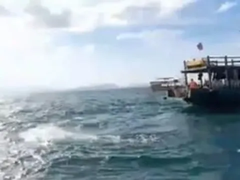 Chìm ca nô du lịch trên biển Cửa Đại