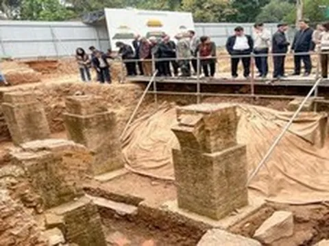 Đào đất, người dân Việt Nam phát hiện vật hình trụ dày màu vàng lạ, chuyên gia xác nhận báu vật lớn nhất lịch sử