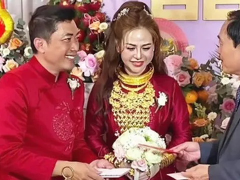 Sự thật tin diễn viên Kinh Quốc 'cưới lần 3, cô dâu đeo vàng trĩu cổ'