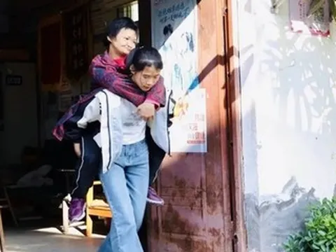 Bé gái 13 tuổi chăm mẹ suốt 7 năm, được vinh danh 'Thiếu niên ưu tú'