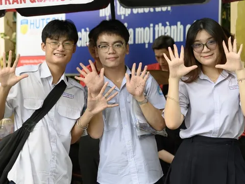 Thí sinh tạo dáng '10 điểm' sau bài thi môn Văn tốt nghiệp THPT